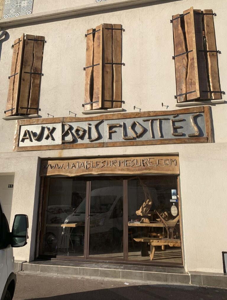 Volet en vieux bois de chêne avec bord irrégulier et application de vernis marin