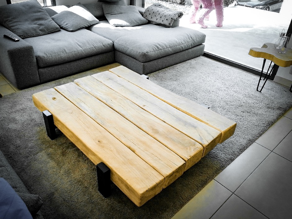Table basse en poutres de chêne clair – 1600.00€