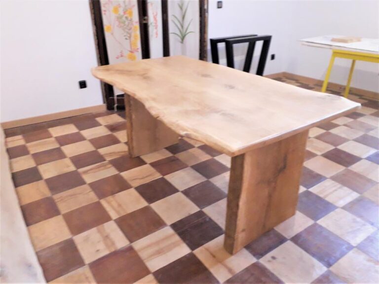 Table en chêne piétement bois