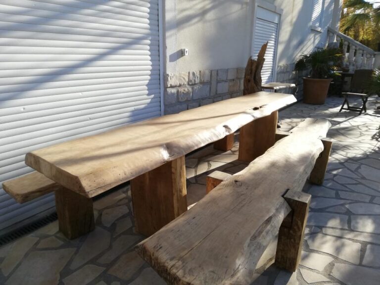 Table et bancs extérieur traites