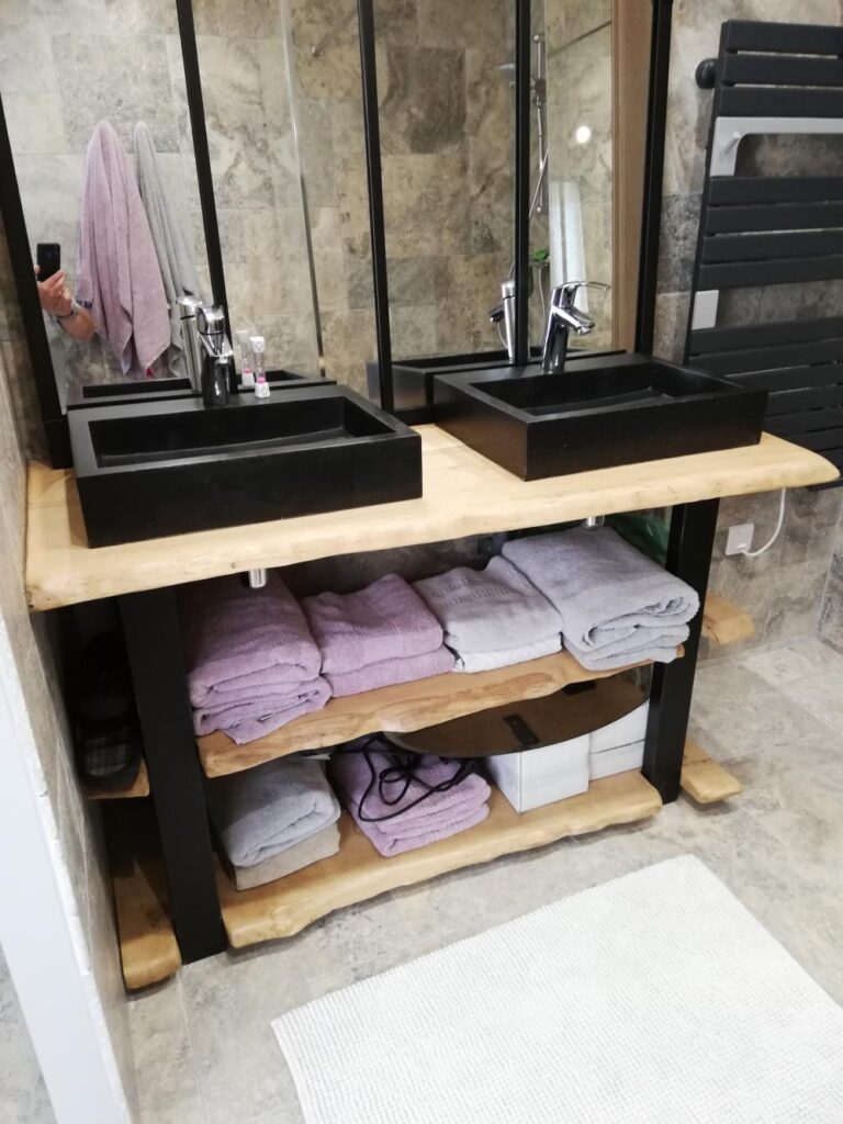 Meuble de salle de bain chêne clair bords irrégulier et métal