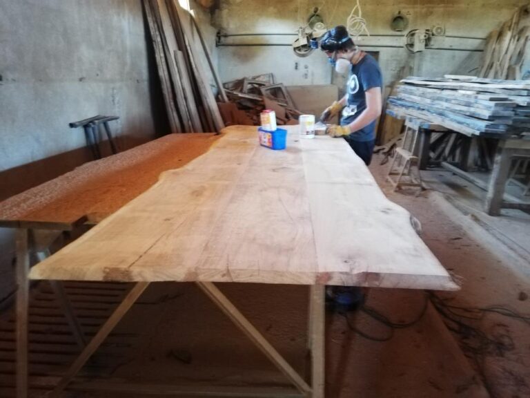 Plateau de table en cours de préparation
