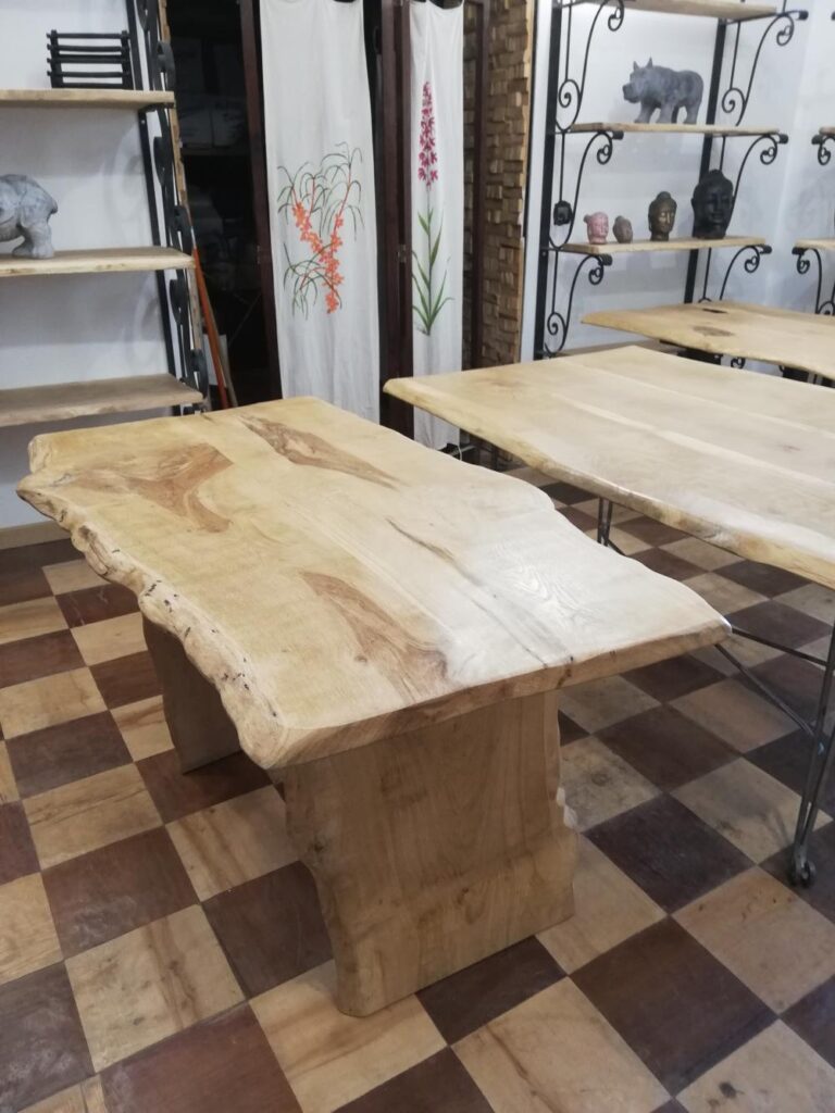 Table chêne clair piétements bois