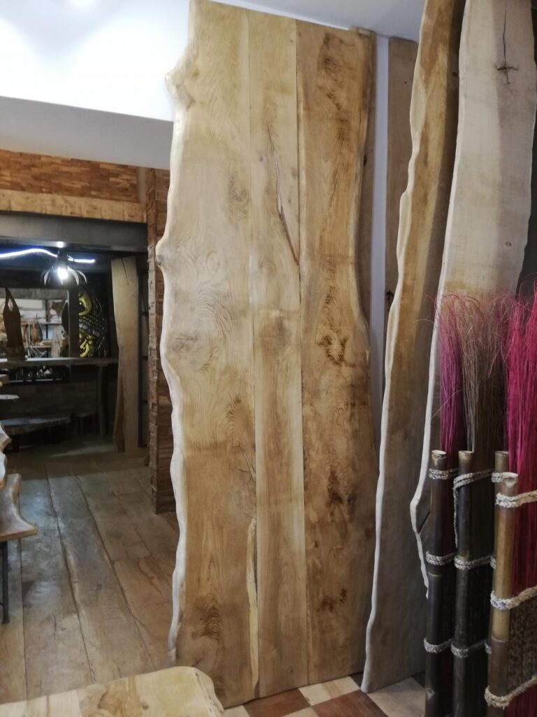 Plateau vieux chêne de bourgogne sous écorces  bord irréguliers