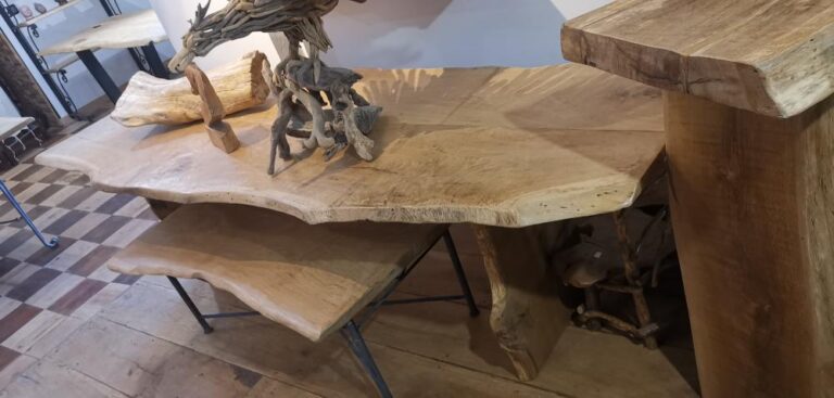 Table en chêne et pieds en bois