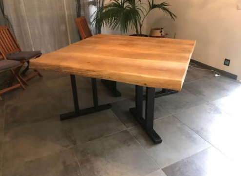 Table carrée bois massif