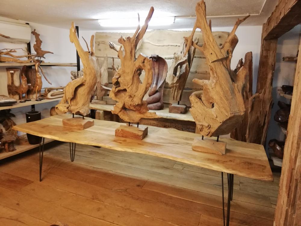 Table en bois bords irréguliers et racines