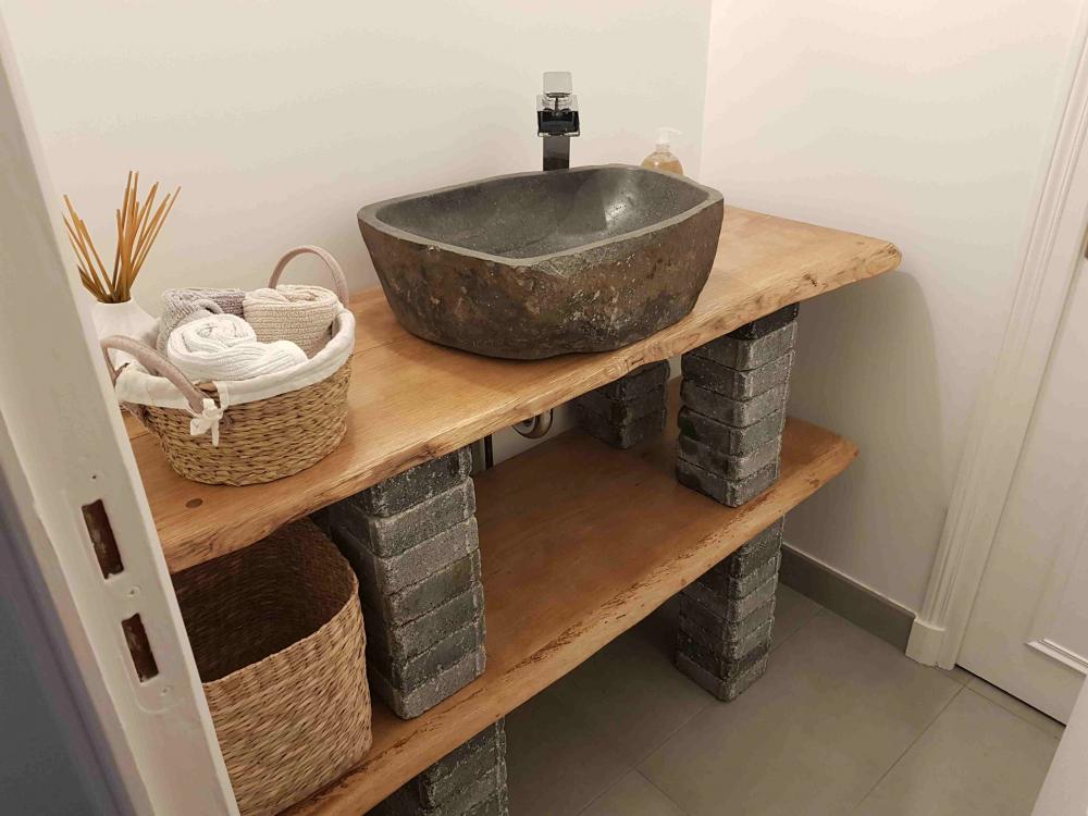 Meuble de salle de bain à double étagère en chêne clair à bord irréguliers et pavés collés – 1750.00€