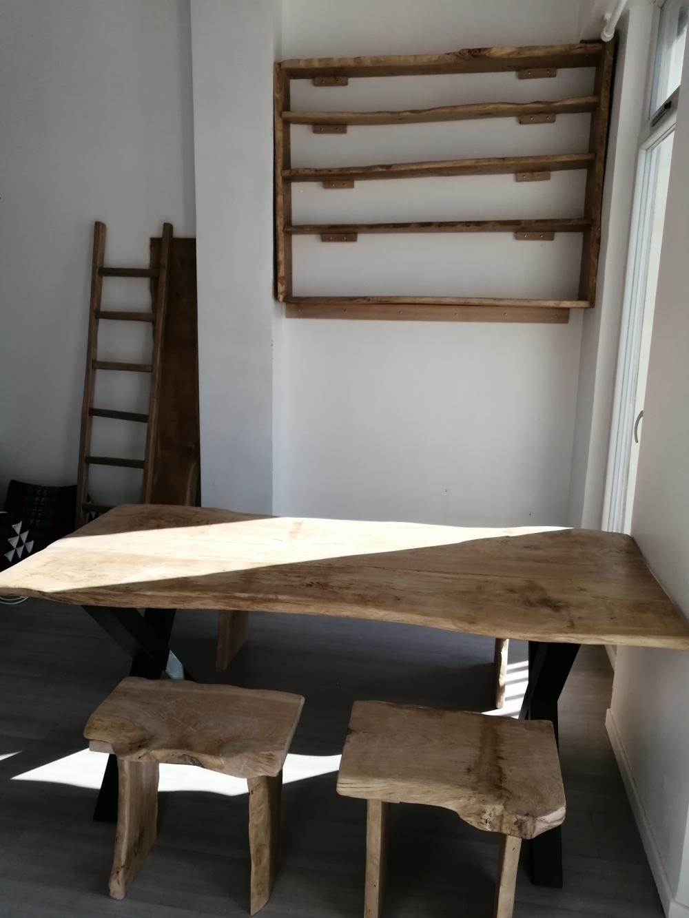 Table en bois bords irréguliers