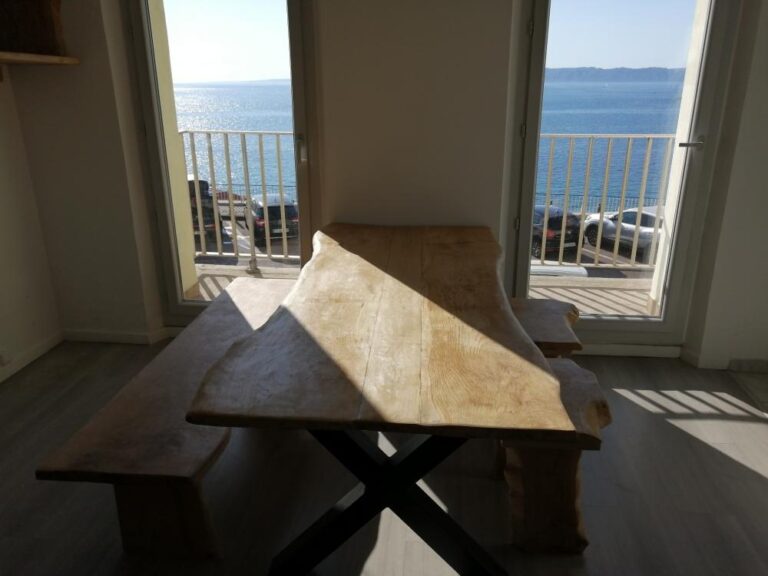 Table en chêne live edge avec piétement en métal croisé