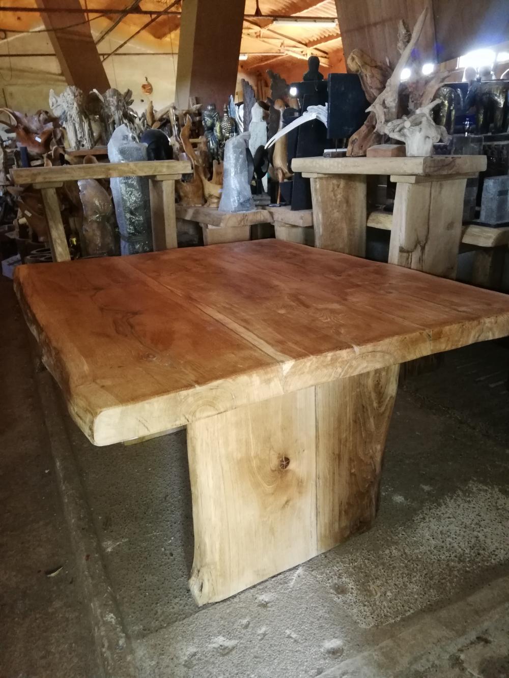 Table massif en chêne avec piétement bois