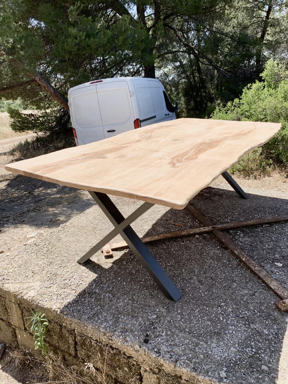 Table en vieux chêne clair à bords irréguliers avec piétement en “X”