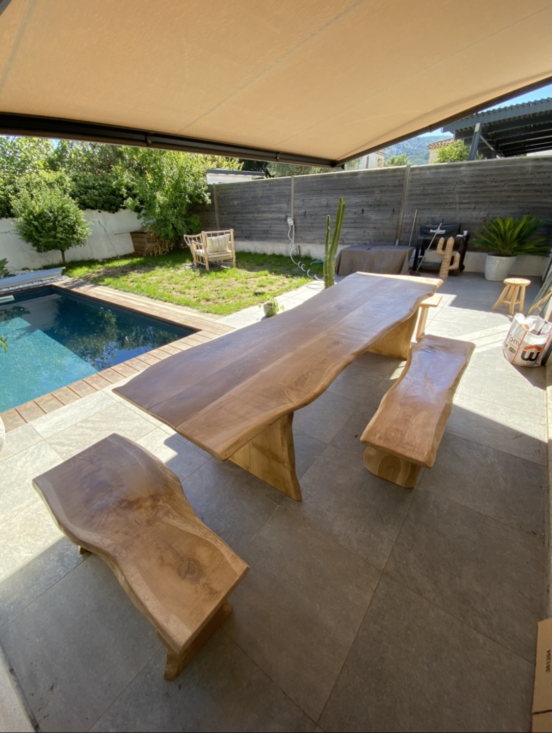 Table et bancs en bois massif pour terrasse