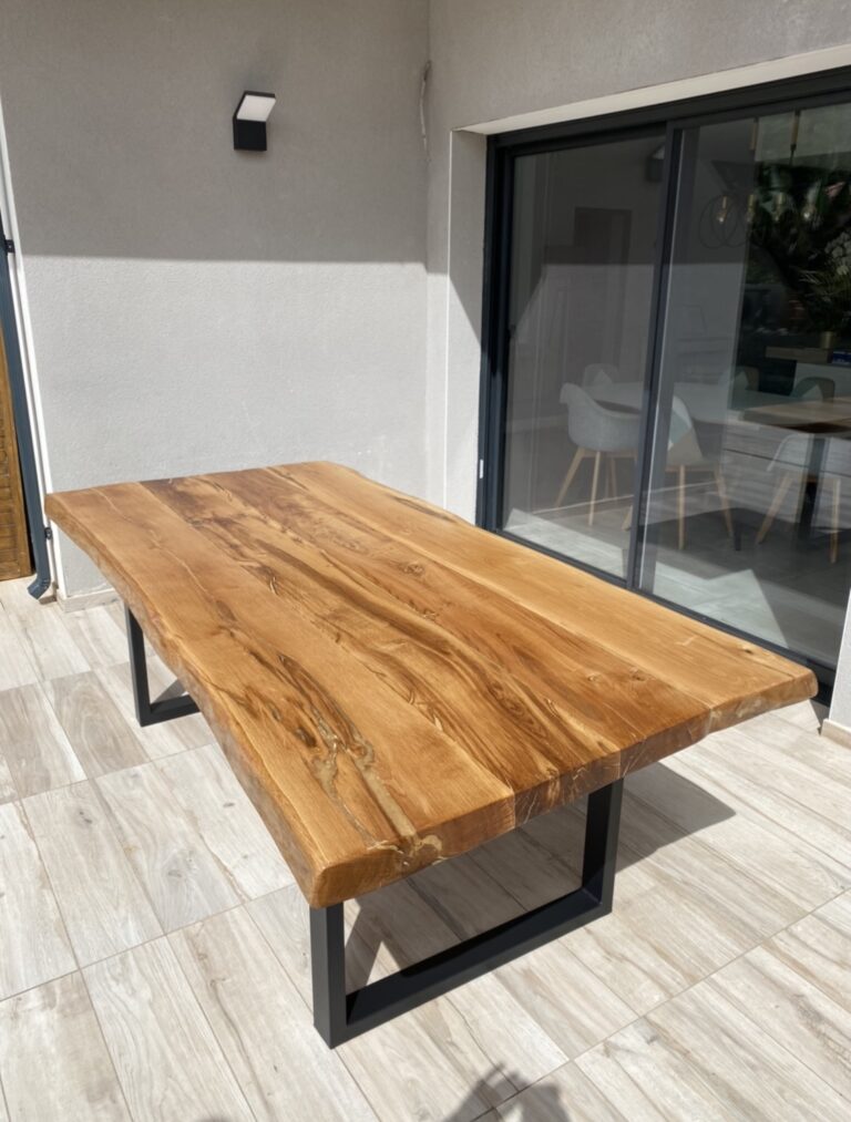 Table extérieure en bois vernis