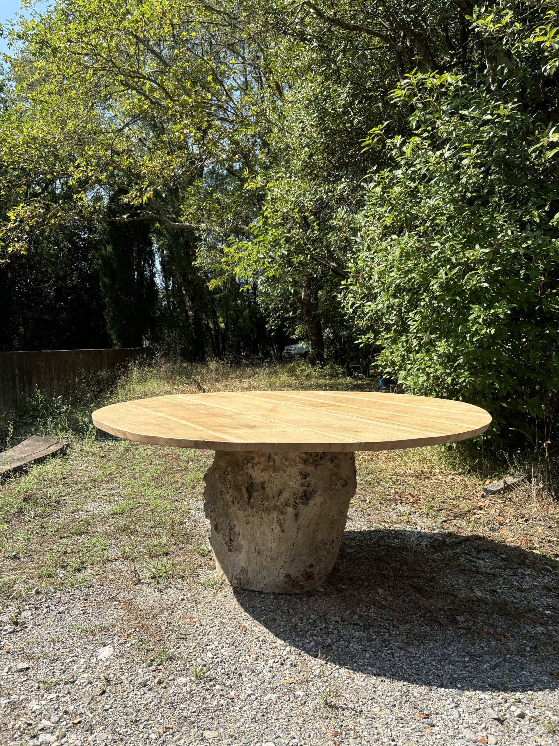 Table ronde en chêne, piètement loupe de frêne