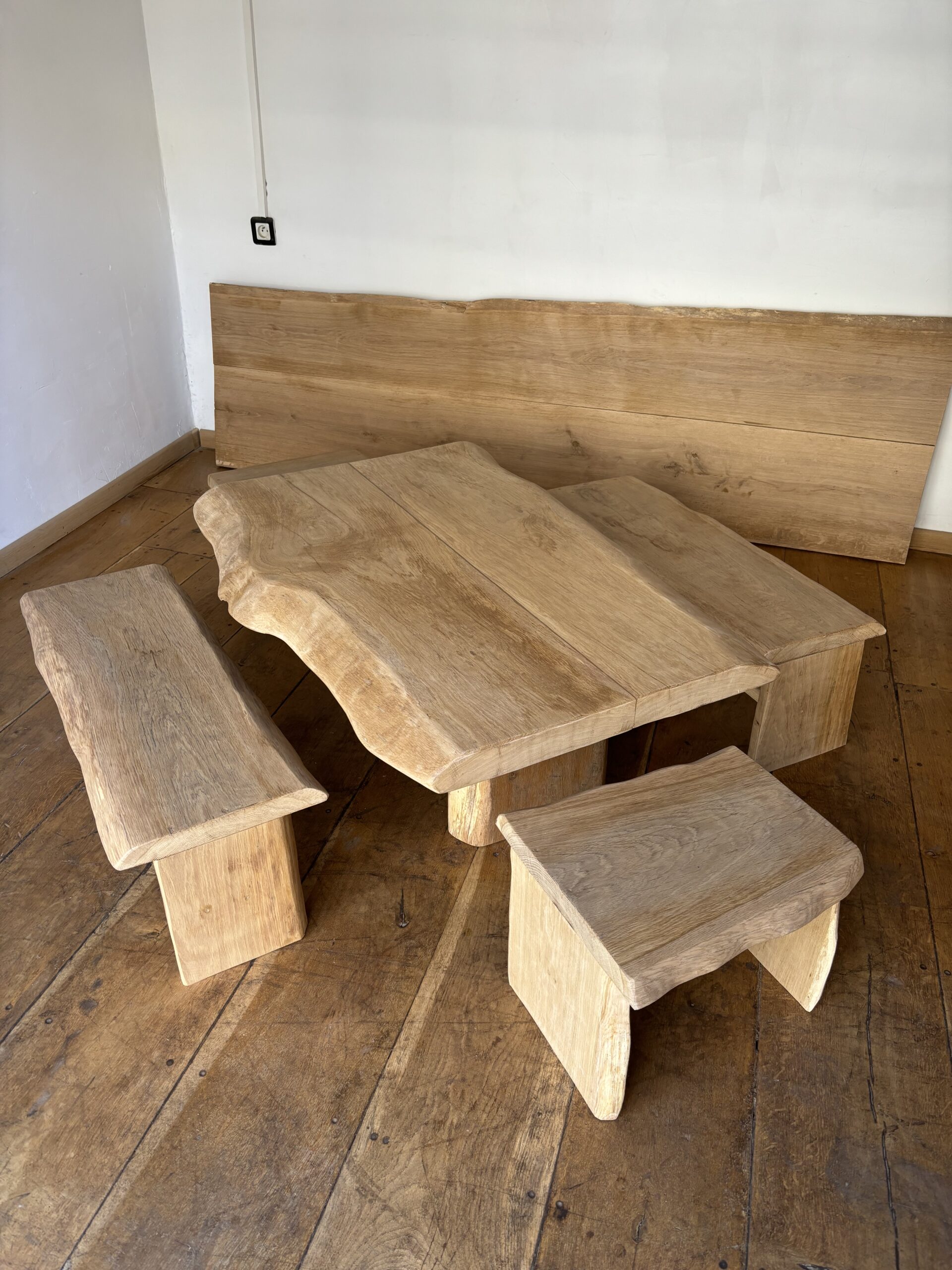 Table basse, bancs et tabourets en chêne massif