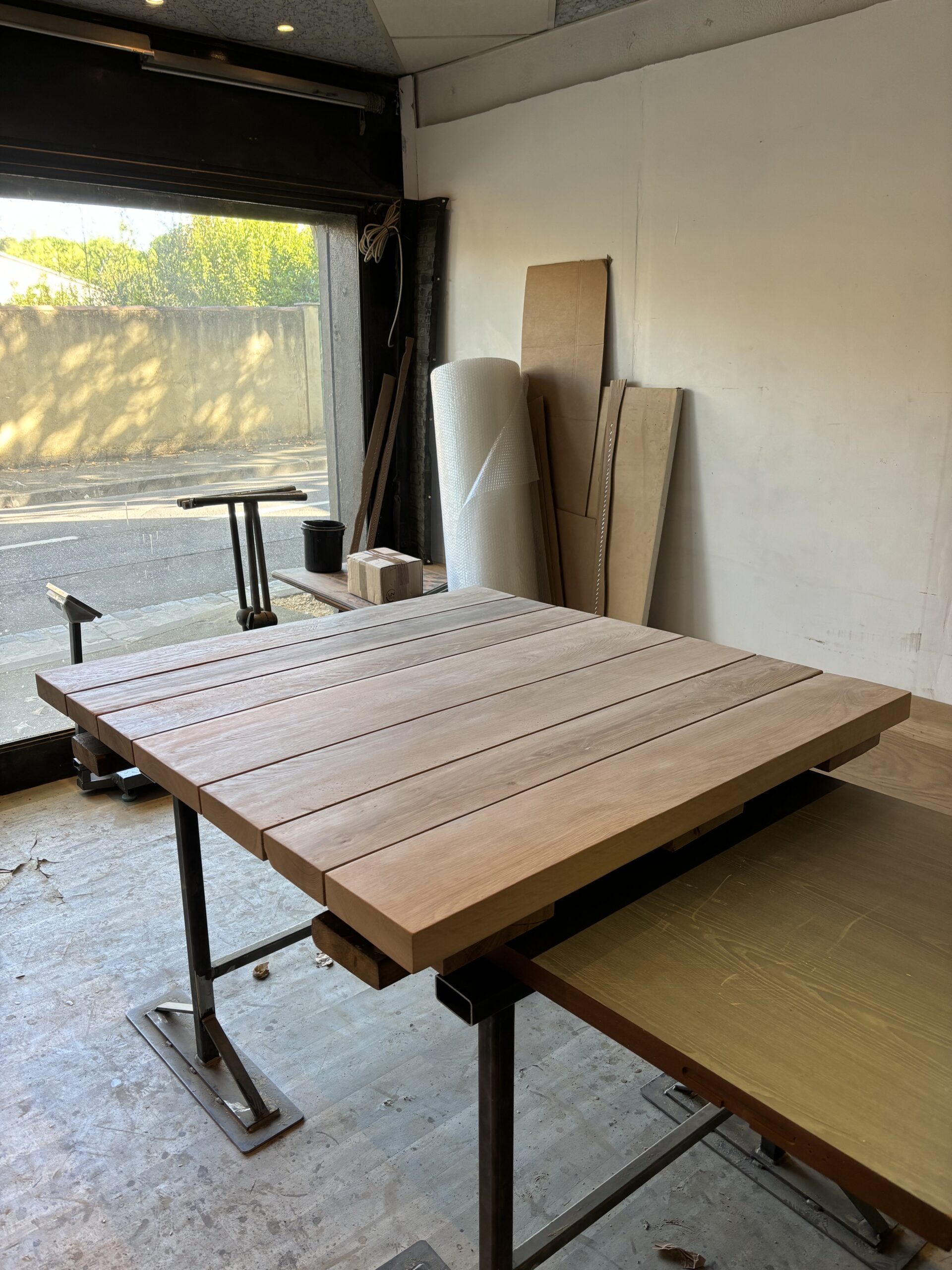 Plateau de table carré à base de poutres de chêne