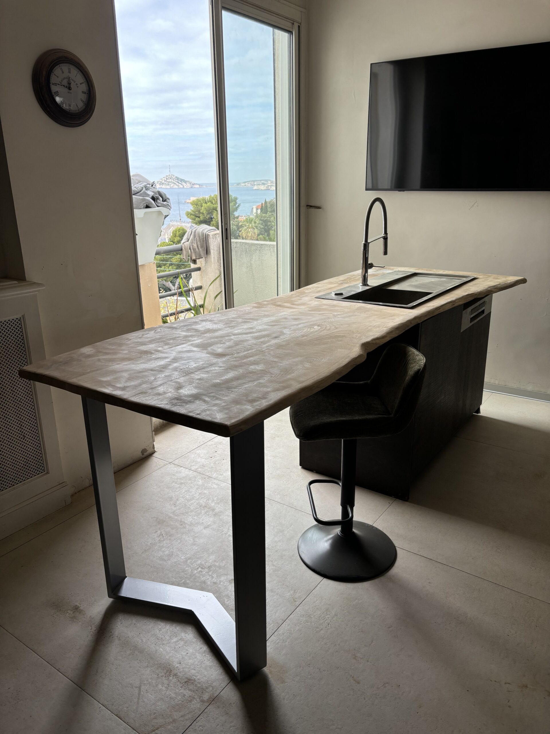 L’îlot de cuisine central sur mesure : l’élégance fonctionnelle avec évier intégré