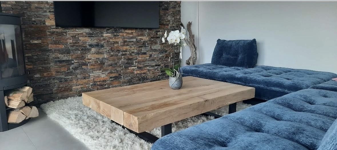 Table basse en poutres de chêne pieds métal