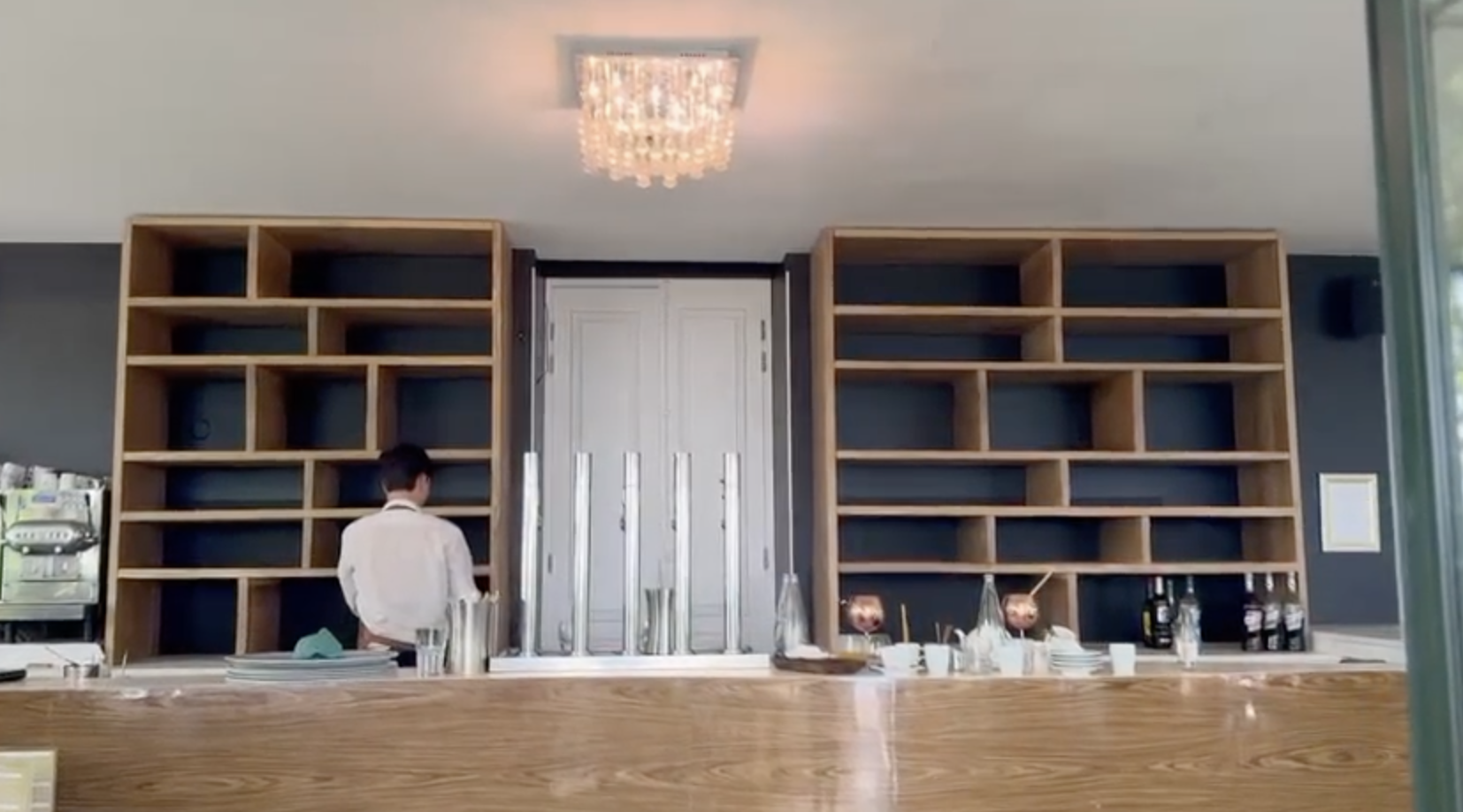Etagères en chêne massif sur-mesure pour restaurant