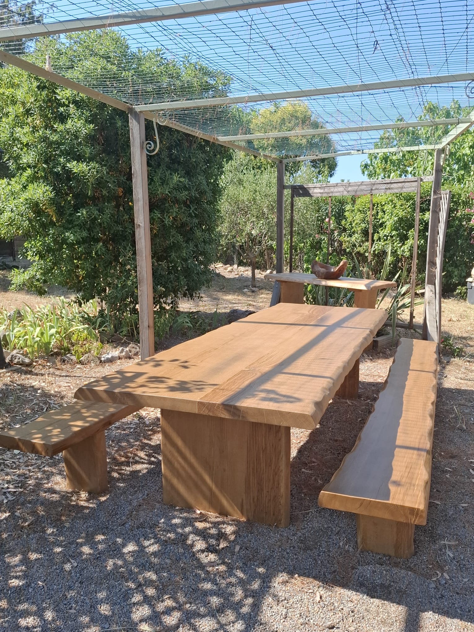 Grande table en chêne massif et ses bancs