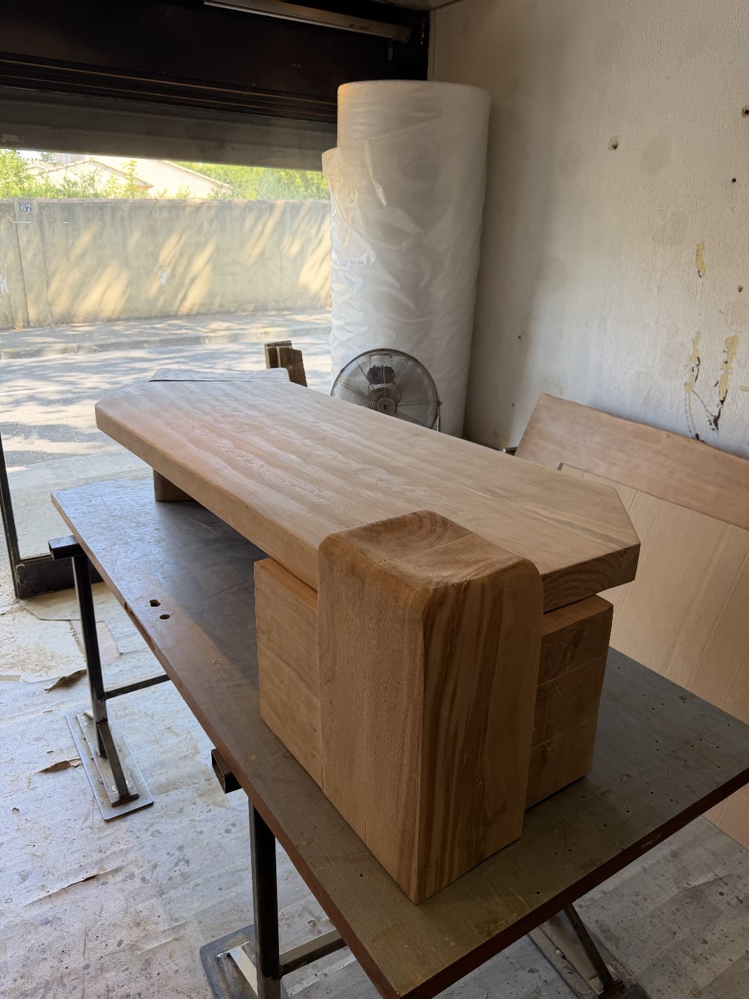Table basse contemporaine en chêne massif brut